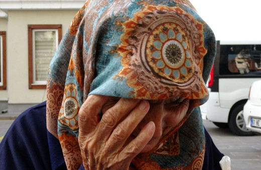 Trabzon'da böyle evlat mı olur! Dövüp sokağa attı, yerlerde sürükledi