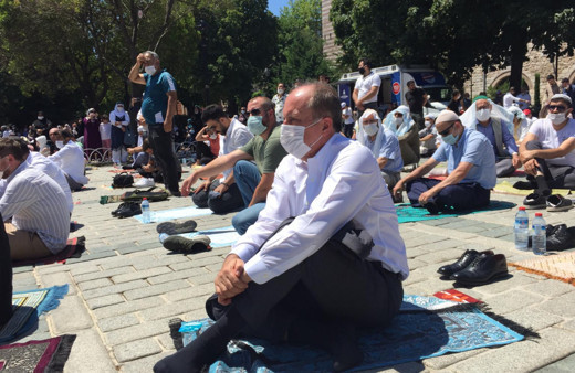 Muharrem İnce Ayasofya'ya gitti namazı Sultanahmet Camii'nin önünde kıldı