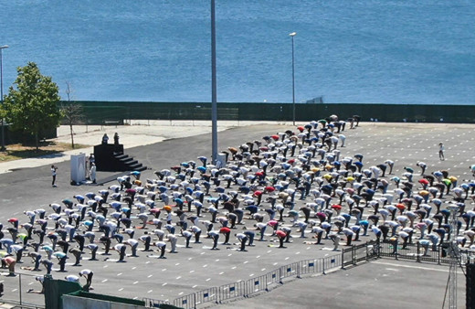 Ayasofya'da yer bulamayan vatandaşlar Yenikapı Miting alanında namaz kıldı
