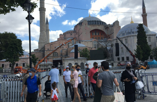 Ayasofya’da yerli ve yabancı turist yoğunluğu