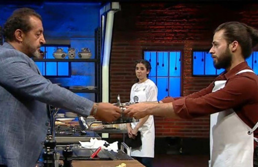 Masterchef Türkiye'de diskalifiye şoku! Yarışmacının yemeğini aldı ve...