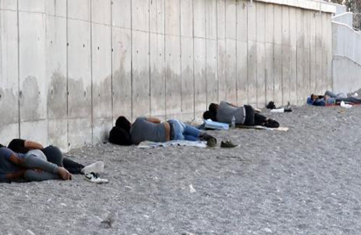 Sıcaktan bunalan Antalyalılar Konyaaltı Sahili'nde sabahlıyor