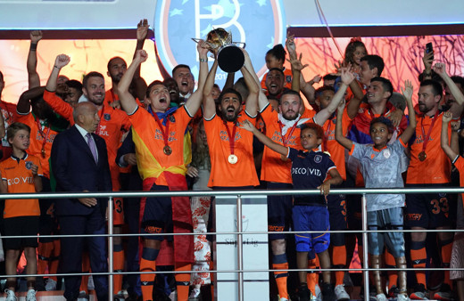 Başakşehir şampiyonluk kupasını kaldırdı