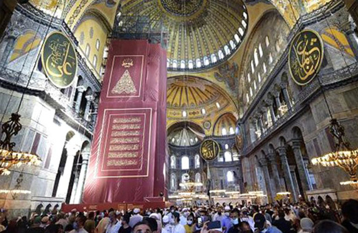 Ayasofya'ya Besni'nin el örmesi halısı hediye edildi