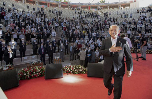 CHP'de bir ilk! Başörtülü bir isim Parti Meclisi adayı! Kılıçdaroğlu'nun 80 kişilik listesi belli oldu