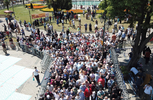Ayasofya Camii öğle namazı için gelen vatandaşlarla doldu