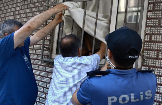 Sultangazi'de böyle arkadaş mı olur! Para ve telefonu vermeyince yapılana bak