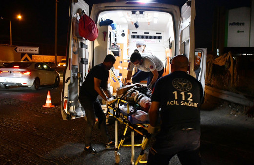 Manisa'nın Turgutlu ilçeside otomobil ile motosiklet çarpıştı sürücünün bacağı koptu