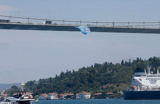 Süper Lig Şampiyonu Başakşehir'in bayrağı köprülere asıldı