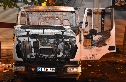 Diyarbakır'da AK Partili  Bağlar Belediyesine ait hizmet aracı yakıldı