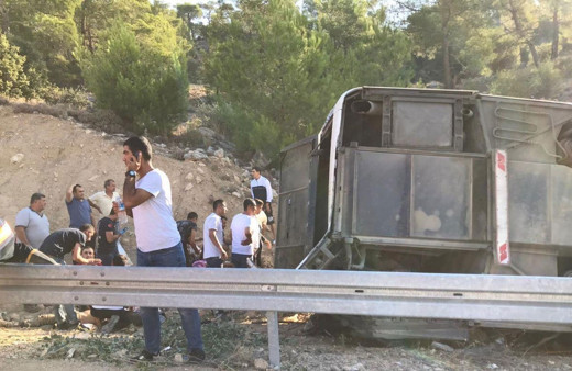 Mersin'de askerleri taşıyan otobüs devrildi: 5 asker şehit oldu