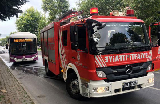 İstanbul'da panik! Beşiktaş'ta seyir halindeki otobüs alev aldı