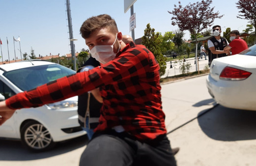 Afyonkarahisar'da kalpazanlar kendilerini görüntüleyen kameramana saldırdı