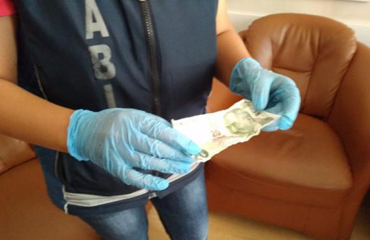 Dilenci topladığı paraları bakın nereye saklamış!