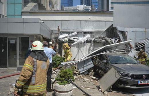 Gayrettepe'de dehşet anları! Trafo patladı ardından yangın çıktı