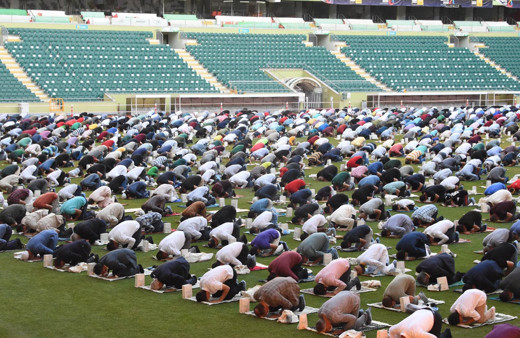 Türkiye'de sosyal mesafeli Kurban Bayramı namazı eda edildi Konya'da stadyumda kılındı