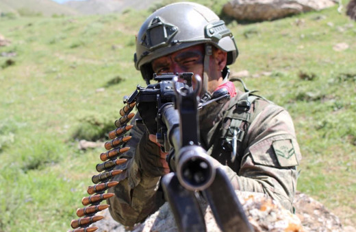 Mehmetçik Suriye Barış Pınarı bölgesinde çocukların yüzünü güldürdü