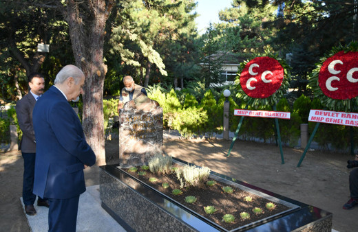 MHP lideri Bahçeli Kurban Bayramı'nın ilk ziyaretini Başbuğ Türkeş'e yaptı