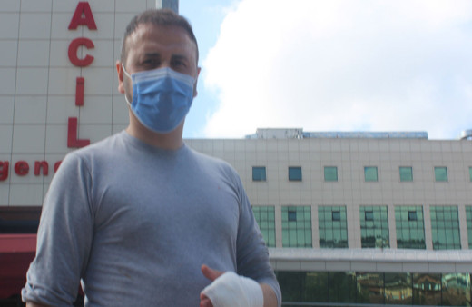 Elini sokan arıyı bıçakla uzaklaştırmak isterken hastanelik oldu