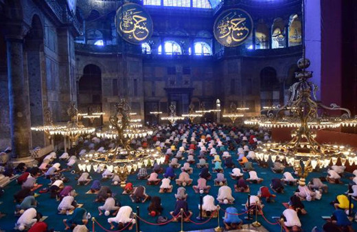 86 yıl sonra ibadete açılan Ayasofya'da ilk bayram namazı