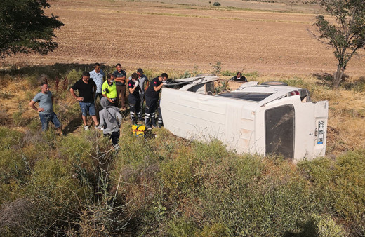Aksaray'da kamyonet şarampole devrildi, sürücü kabinde sıkıştı