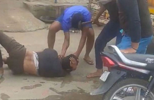 Hindular Müslüman gençi çekiçle vurarak linç etti! İnek eti taşıyor iddiası