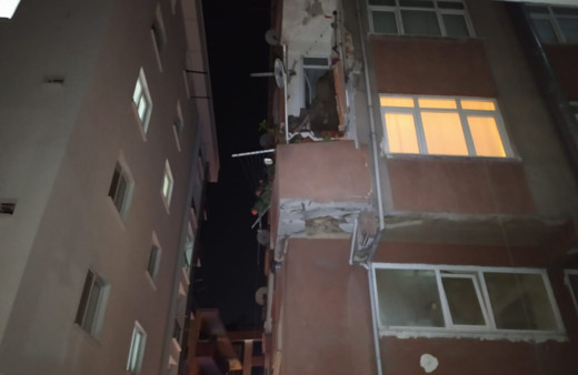 Bahçelievler’de yıkım kararı olan binanın balkonu çöktü: 1 yaralı