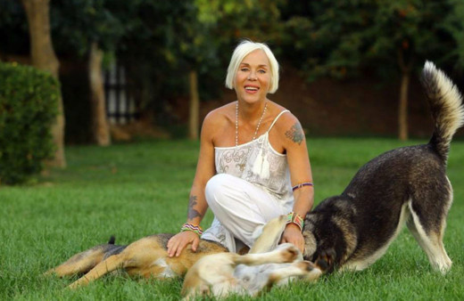 Billur Kalkavan leopar desenli bikisiniyle büyüledi yıllara meydan okuyor