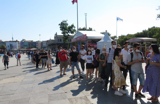 Adalar iskelesine akın! Sosyal mesafe hiçe sayıldı