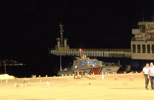 Kınalıada açıklarında deniz taksi kayalığa oturdu