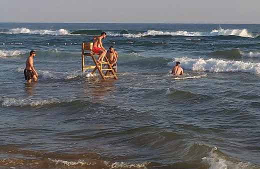 Şile'de cankurtaranların kulesini söküp denize taşıdılar