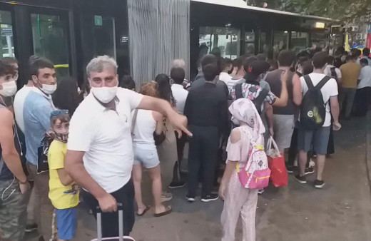 Şile dönüşü kapasitesinin 3 katı dolan otobüsteki fazla yolcuları polis indirdi