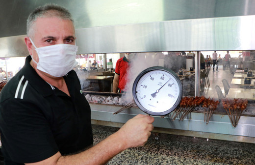 Adanalı kebapçılar 80 dereceyi bulan sıcakta keyifle çalışıyorlar