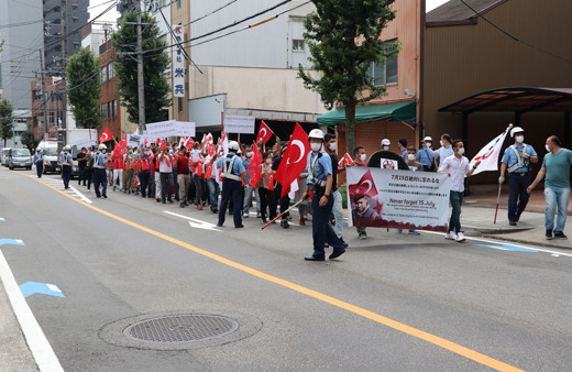 Japonya'nın Nagoya kentinde FETÖ okulu önünde protesto gösterisi