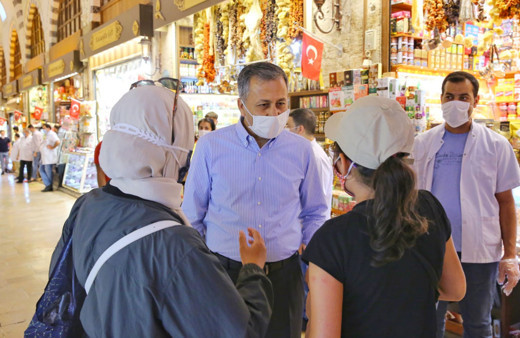 İstanbul Valisi Ali Yerlikaya Mısır Çarşısı'nda Kovid-19 denetimine katıldı