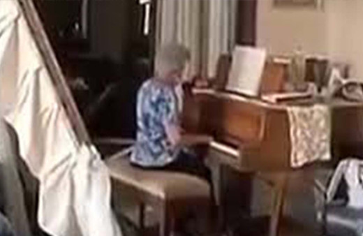 Beyrut patlamasının ardından enkazın içinde piyanoyla veda parçası çaldı