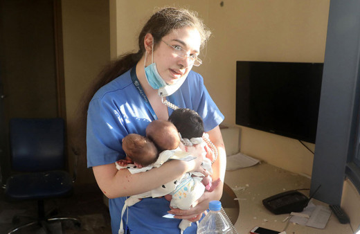 Kahraman hemşire! Patlama sonrası 3 yeni doğan bebeği kurtardı