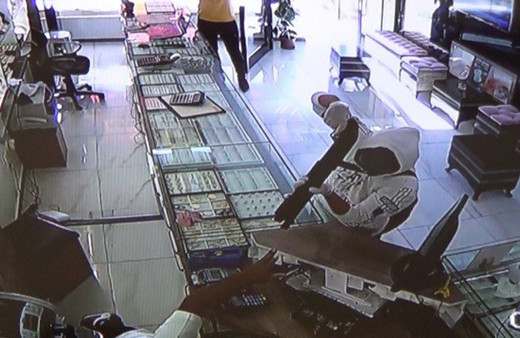 Konya'da kuyumcuyu soymaya geldiler! Karı koca kuyumcu hırsızlara hayatı dar etti