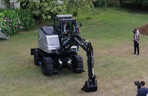 Cumhurbaşkanı Erdoğan yerli elektrikli ekskavatörü kullandı