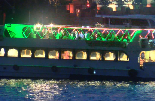 Koronayı hiçe sayıp teknede eğlence yaptılar