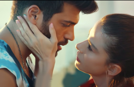 FOX'un Bay Yanlış taktiği tutmadı öpüşme sahnesi yuh çektirdi!