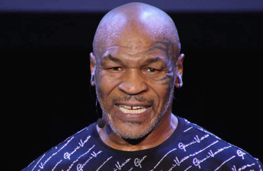 Mike Tyson'dan gövde gösterisi! Köpek balığıyla ringe çıktı