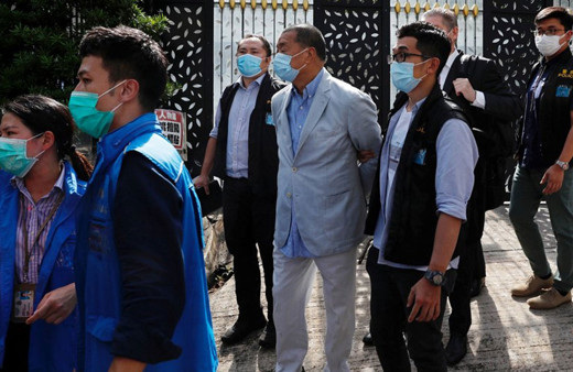 Tartışmalı yasa geçti! Gazeteye polis baskını, sahibini gözaltına aldılar