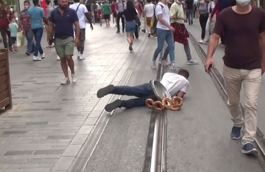 Taksim'de dilencinin ‘Oscarlık’ duygu sömürüsü performansı polise takıldı