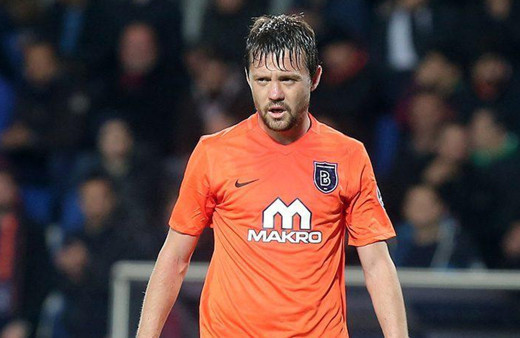 Uğur Uçar 1 yıl daha Medipol Başakşehir formasını terletecek