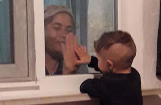 Ordu'da koronavirüsün acı tablosu! Karantinadaki babaannesiyle cam arkasından oynuyor