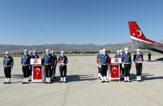 Hakkari'de zırhlı araç devrildi: 2 şehit