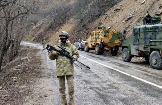 Örgüt günden güne çözülüyor! 2’si anne oğul 3 PKK mensubu teslim oldu