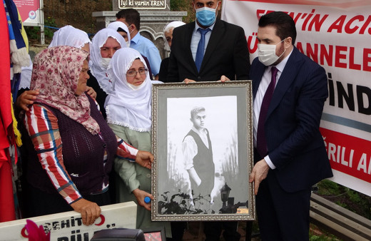 Trabzon şehidi Eren Bülbül mezarında anıldı Savcı Sayan ve Ağrılı annelerden ziyaret