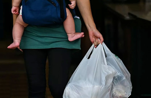 Türk mucitten dünyayı kurtaracak buluş! 'Yok olan plastik' üretti, hayvanlar yiyebiliyor